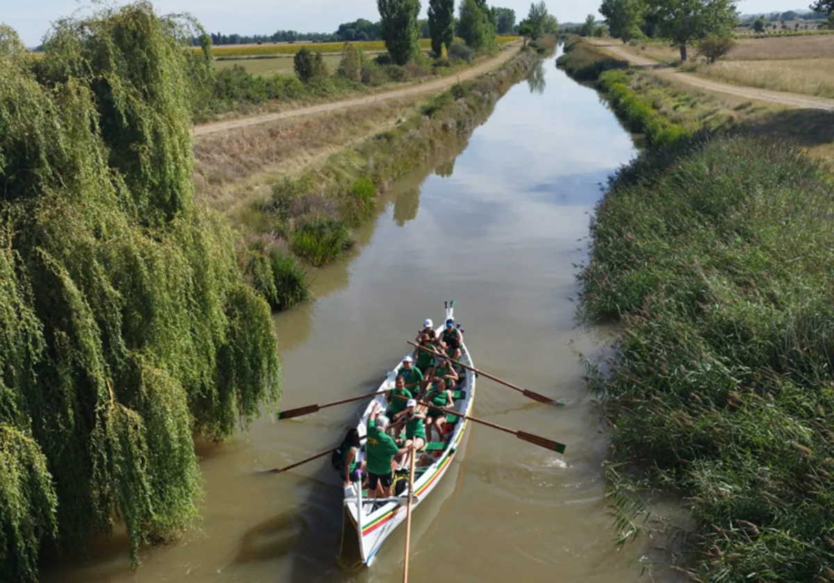 Spreading the word about Malaga s traditional rowing boats around